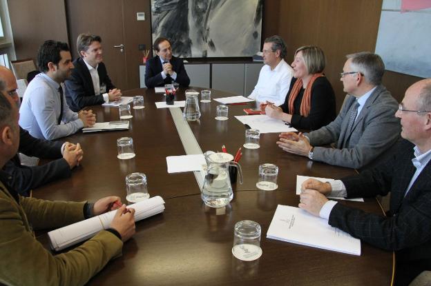 La consellera María José Salvador y el alcalde de Paterna, con responsables de Intu. 