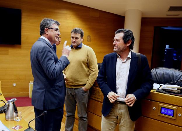 El presidente de Les Corts, Enric Morera, junto a César Jiménez (Podemos) y el popular José Císcar, en la comisión. 