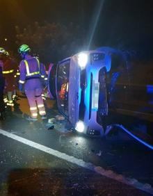 Imagen secundaria 2 - Rescatada una mujer atrapada en su vehículo tras salirse de la vía y volcar en Alfafar