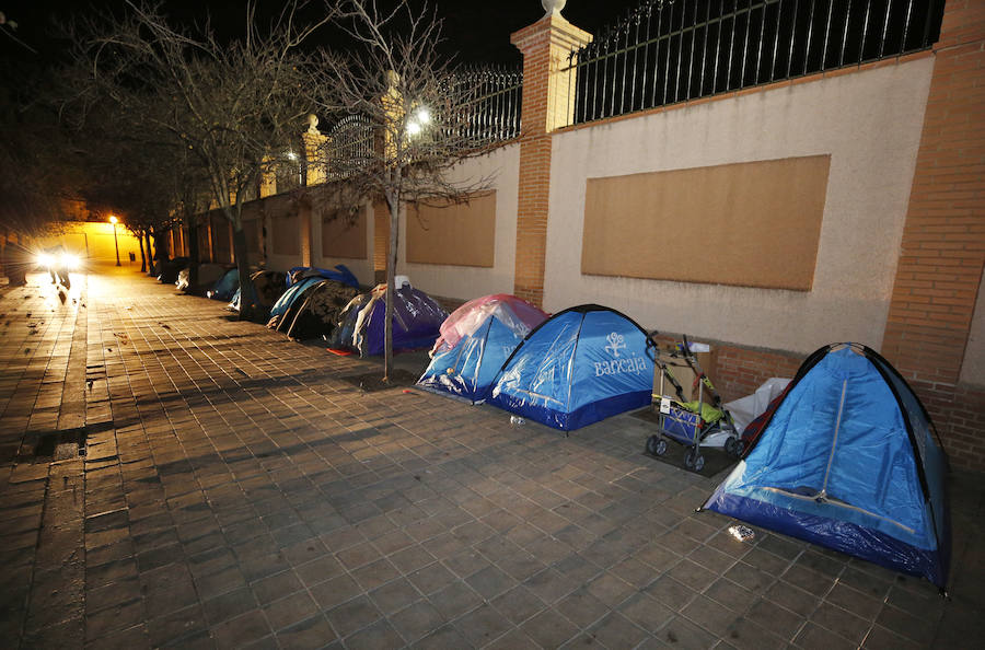 Fotos: Indigentes acampados junto al jardín de las Hespérides de Valencia