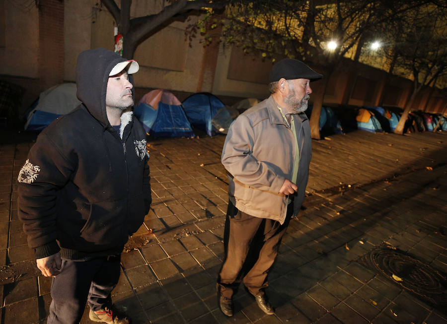 Fotos: Indigentes acampados junto al jardín de las Hespérides de Valencia