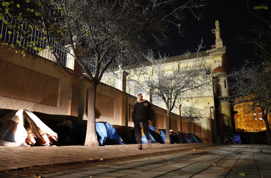 Fotos: Indigentes acampados junto al jardín de las Hespérides de Valencia