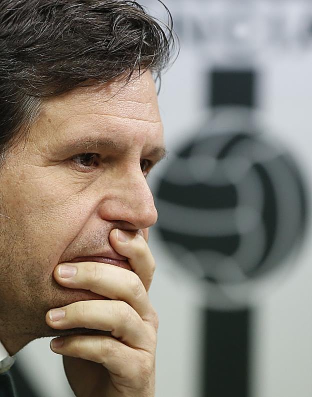 Alemany, pensativo durante su comparecencia de prensa en Paterna. 