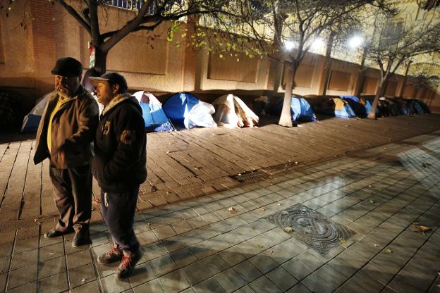 Dos indigentes, junto al campamento del Botánico. 