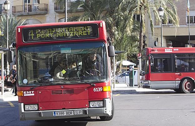 Parada de la EMT en el centro de Valencia. 
