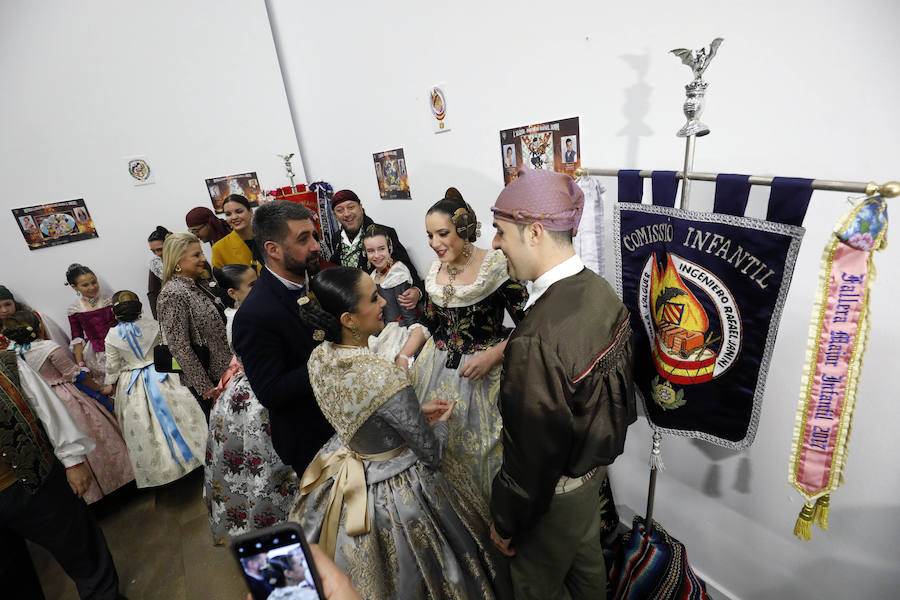 La agrupación del Marítimo ha inaugurado la exposición de bocetos de las fallas que plantarán sus 46 comisiones asociadas. El acto ha tenido lugar en las Reales Atarazanas del Grao, como es ya una tradición, y ha contado con la presencia de las falleras mayores de Valencia, Marina Civera y Sara Larrazábal, y sus cortes que han inaugurado la muestra. Uno de los momentos emotivos es cuando Marina Civera ha coincidido en el saludo con los representantes de su comisión, Barrio San José, y se ha fundido con ellos en un abrazo. Las dos falleras mayores de Valencia han sido las encargadas de realizar la entrega de los premios de laboriosidad y actividad fallera que esta agrupación que preside Pepe Pastor entrega a las diez comisiones que han sido merecedoras de los galardones. Posteriormente, Pastor ha entregado los premios infantiles y mayores a los ganadores de las actividades realizadas durante el ejercicio de 2018-2019. La muestra se podrá ver hasta el domingo. Ese mismo día habrá una muestra de bailes regionales en el interior de las Atarazanas (10.30 h.). Participarán los grupos de las fallas Barrio San José; Doctor J. J. Dómine-Puerto; Progreso-Teatro de la Marina; Blasco Ibáñez-Mestre Ripoll; Aras de Alpuente-Castell de Pop; Arquitecto Alfaro-Francisco Cubells; Barraca-Travesía Iglesia del Rosario, así como los grupos de tabal i dolçaina de las fallas Justo Vilar-Mercado del Cabanyal y Conserva-Berenguer Mallol.