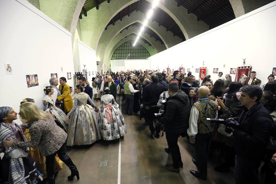 La agrupación del Marítimo ha inaugurado la exposición de bocetos de las fallas que plantarán sus 46 comisiones asociadas. El acto ha tenido lugar en las Reales Atarazanas del Grao, como es ya una tradición, y ha contado con la presencia de las falleras mayores de Valencia, Marina Civera y Sara Larrazábal, y sus cortes que han inaugurado la muestra. Uno de los momentos emotivos es cuando Marina Civera ha coincidido en el saludo con los representantes de su comisión, Barrio San José, y se ha fundido con ellos en un abrazo. Las dos falleras mayores de Valencia han sido las encargadas de realizar la entrega de los premios de laboriosidad y actividad fallera que esta agrupación que preside Pepe Pastor entrega a las diez comisiones que han sido merecedoras de los galardones. Posteriormente, Pastor ha entregado los premios infantiles y mayores a los ganadores de las actividades realizadas durante el ejercicio de 2018-2019. La muestra se podrá ver hasta el domingo. Ese mismo día habrá una muestra de bailes regionales en el interior de las Atarazanas (10.30 h.). Participarán los grupos de las fallas Barrio San José; Doctor J. J. Dómine-Puerto; Progreso-Teatro de la Marina; Blasco Ibáñez-Mestre Ripoll; Aras de Alpuente-Castell de Pop; Arquitecto Alfaro-Francisco Cubells; Barraca-Travesía Iglesia del Rosario, así como los grupos de tabal i dolçaina de las fallas Justo Vilar-Mercado del Cabanyal y Conserva-Berenguer Mallol.