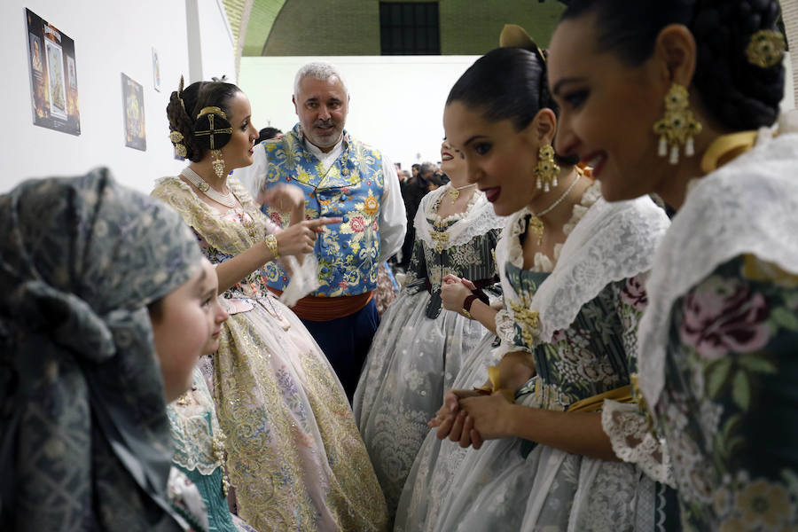 La agrupación del Marítimo ha inaugurado la exposición de bocetos de las fallas que plantarán sus 46 comisiones asociadas. El acto ha tenido lugar en las Reales Atarazanas del Grao, como es ya una tradición, y ha contado con la presencia de las falleras mayores de Valencia, Marina Civera y Sara Larrazábal, y sus cortes que han inaugurado la muestra. Uno de los momentos emotivos es cuando Marina Civera ha coincidido en el saludo con los representantes de su comisión, Barrio San José, y se ha fundido con ellos en un abrazo. Las dos falleras mayores de Valencia han sido las encargadas de realizar la entrega de los premios de laboriosidad y actividad fallera que esta agrupación que preside Pepe Pastor entrega a las diez comisiones que han sido merecedoras de los galardones. Posteriormente, Pastor ha entregado los premios infantiles y mayores a los ganadores de las actividades realizadas durante el ejercicio de 2018-2019. La muestra se podrá ver hasta el domingo. Ese mismo día habrá una muestra de bailes regionales en el interior de las Atarazanas (10.30 h.). Participarán los grupos de las fallas Barrio San José; Doctor J. J. Dómine-Puerto; Progreso-Teatro de la Marina; Blasco Ibáñez-Mestre Ripoll; Aras de Alpuente-Castell de Pop; Arquitecto Alfaro-Francisco Cubells; Barraca-Travesía Iglesia del Rosario, así como los grupos de tabal i dolçaina de las fallas Justo Vilar-Mercado del Cabanyal y Conserva-Berenguer Mallol.