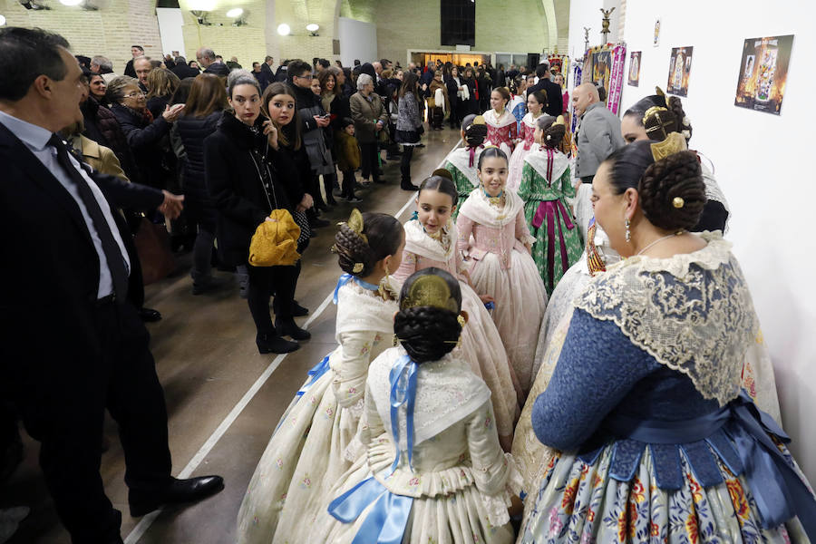 La agrupación del Marítimo ha inaugurado la exposición de bocetos de las fallas que plantarán sus 46 comisiones asociadas. El acto ha tenido lugar en las Reales Atarazanas del Grao, como es ya una tradición, y ha contado con la presencia de las falleras mayores de Valencia, Marina Civera y Sara Larrazábal, y sus cortes que han inaugurado la muestra. Uno de los momentos emotivos es cuando Marina Civera ha coincidido en el saludo con los representantes de su comisión, Barrio San José, y se ha fundido con ellos en un abrazo. Las dos falleras mayores de Valencia han sido las encargadas de realizar la entrega de los premios de laboriosidad y actividad fallera que esta agrupación que preside Pepe Pastor entrega a las diez comisiones que han sido merecedoras de los galardones. Posteriormente, Pastor ha entregado los premios infantiles y mayores a los ganadores de las actividades realizadas durante el ejercicio de 2018-2019. La muestra se podrá ver hasta el domingo. Ese mismo día habrá una muestra de bailes regionales en el interior de las Atarazanas (10.30 h.). Participarán los grupos de las fallas Barrio San José; Doctor J. J. Dómine-Puerto; Progreso-Teatro de la Marina; Blasco Ibáñez-Mestre Ripoll; Aras de Alpuente-Castell de Pop; Arquitecto Alfaro-Francisco Cubells; Barraca-Travesía Iglesia del Rosario, así como los grupos de tabal i dolçaina de las fallas Justo Vilar-Mercado del Cabanyal y Conserva-Berenguer Mallol.