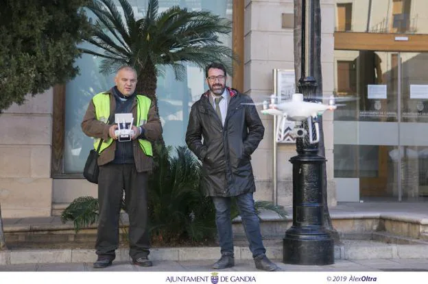El inspector de Urbanismo, Francisco Faus, y Vicent Mascarell ven volar el dron. 