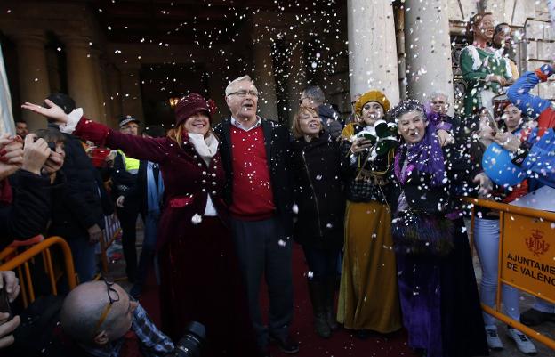 Ribó, en la última cabalgata con las tres magas y la concejala Pilar Soriano. 