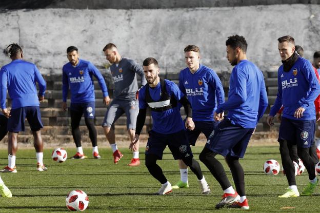 Gayà regresa a la convocatoria tras perderse por sanción la última jornada. 