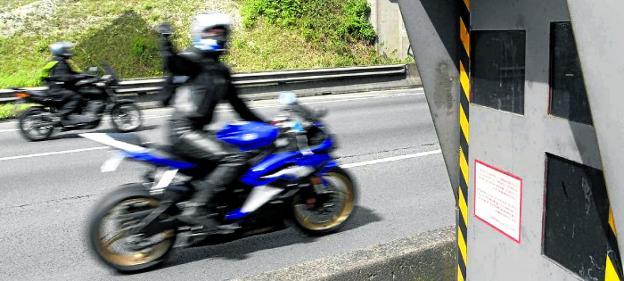 El motorista tenía la costumbre de hacer burla con un gesto de la mano a las cámaras que controlan la velocidad en carretera. 