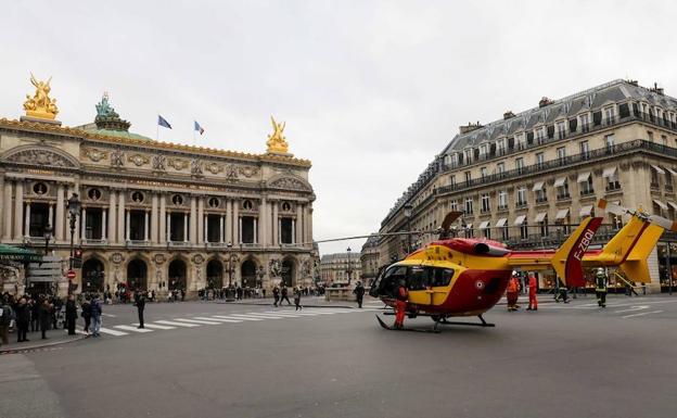 Un helicóptero de los servicios de emergencia (securite civile) se ve en la Plaza de la Ópera.