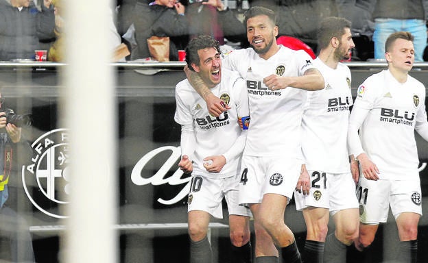 Gesto de rabia de Parejo tras su gol, abrazado por Garay, con Piccini y Cheryshev detrás de ellos.