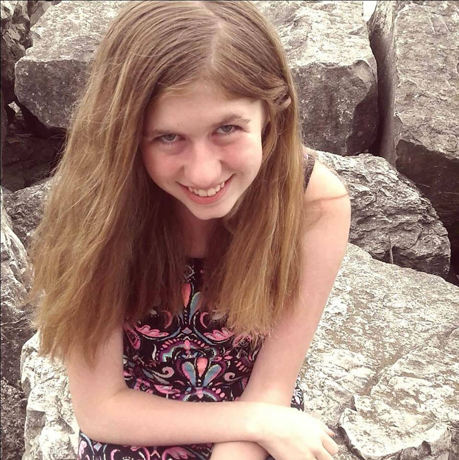 Estados Unidos celebra el hallazgo con vida de Jayme Closs, una adolescente de 13 años a la que se le había perdido la pista el 15 de octubre de 2018, después de que sus padres fuesen asesinados a tiros en su vivienda del condado de Barron, en el estado norteamericano de Wisconsin. Jayme logró escapar tras pasar 88 días en manos del hombre de 21 años que se cree que mató a sus padres para poder secuestrarla.