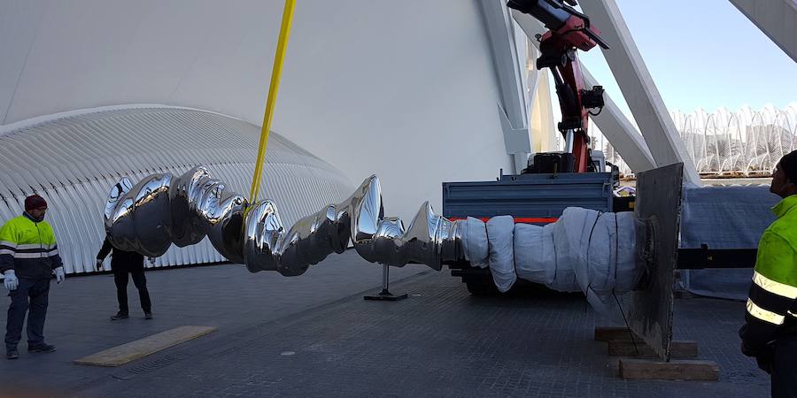 Fotos: Traslado de la escultura &#039;Points of view&#039; de Tony Cragg que Hortensia Herrero compró para Valencia