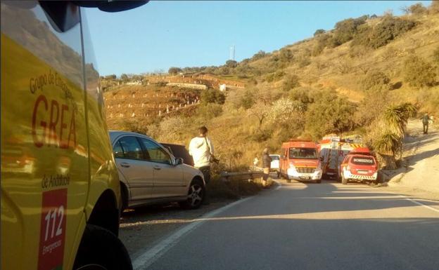 Los bomberos tratan de rescatar al niño. 