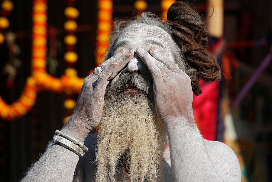 El 'Kumbh Mela' es una de las mayores celebraciones religiosas del hinduismo y se ha celebrado este fin de semana en Allahabad (India). Esta cita congrega a centenares de personas a orillas del Ganges, ya que los hidús creen que al sumergirse en sus aguas quedarán absueltos de todos sus pecados. Al rito acuden multitud de peregrinos de todas las religiones y sectas, incluidos los 'sadhu' (monjes), retratados en estas imágenes. Hay muchas clases de 'sadhus'. Los más sorprendentes son los 'Nagas', que viven desnudos, cubiertos solamente con un «vibhuti» o cenizas sagradas y dejan crecer su pelo en bucles llamados «jata».