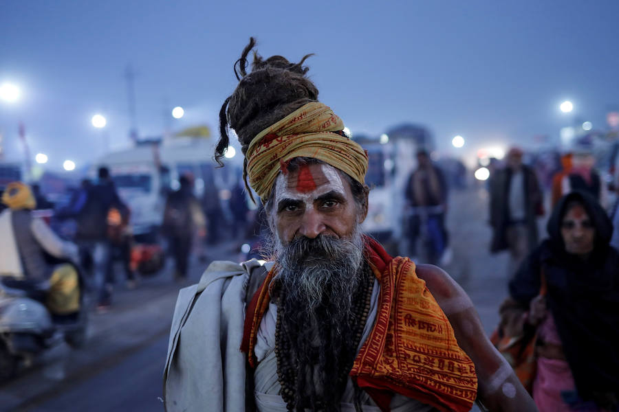 El 'Kumbh Mela' es una de las mayores celebraciones religiosas del hinduismo y se ha celebrado este fin de semana en Allahabad (India). Esta cita congrega a centenares de personas a orillas del Ganges, ya que los hidús creen que al sumergirse en sus aguas quedarán absueltos de todos sus pecados. Al rito acuden multitud de peregrinos de todas las religiones y sectas, incluidos los 'sadhu' (monjes), retratados en estas imágenes. Hay muchas clases de 'sadhus'. Los más sorprendentes son los 'Nagas', que viven desnudos, cubiertos solamente con un «vibhuti» o cenizas sagradas y dejan crecer su pelo en bucles llamados «jata».