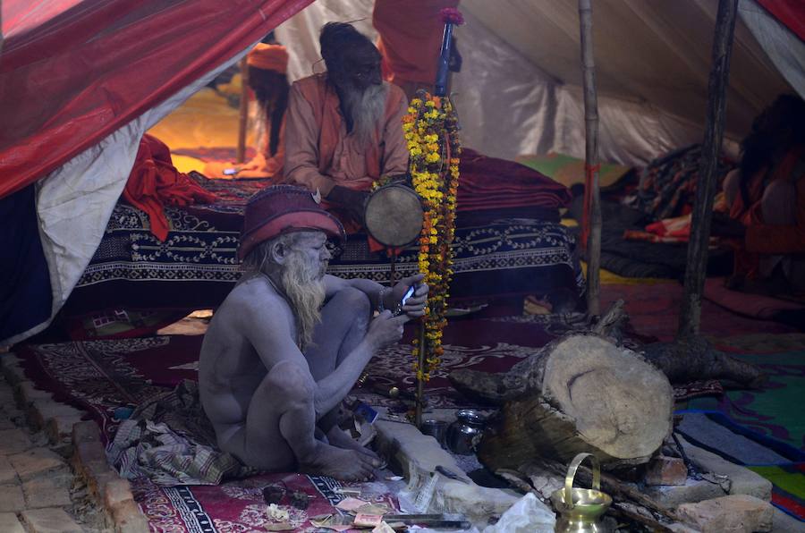 El 'Kumbh Mela' es una de las mayores celebraciones religiosas del hinduismo y se ha celebrado este fin de semana en Allahabad (India). Esta cita congrega a centenares de personas a orillas del Ganges, ya que los hidús creen que al sumergirse en sus aguas quedarán absueltos de todos sus pecados. Al rito acuden multitud de peregrinos de todas las religiones y sectas, incluidos los 'sadhu' (monjes), retratados en estas imágenes. Hay muchas clases de 'sadhus'. Los más sorprendentes son los 'Nagas', que viven desnudos, cubiertos solamente con un «vibhuti» o cenizas sagradas y dejan crecer su pelo en bucles llamados «jata».