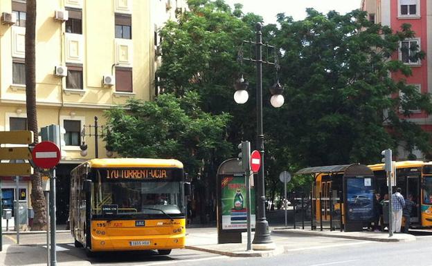 Paradas de autobuses de las líneas metropolitanas. 