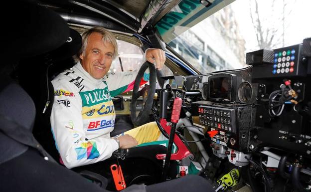 El piloto Jesús Calleja posa con el coche del equipo Overdrive con el que ha participado en el Dakar. 