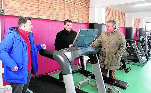 Borrell y Rodríguez visitan el polideportivo.