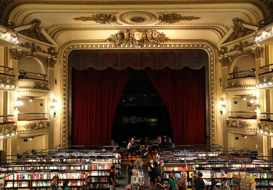 Hoy es la librería más grande de América Latina y cuenta con 90.000 títulos y más de 200.000 libros, distribuidos en sus tres pisos y su subsuelo.