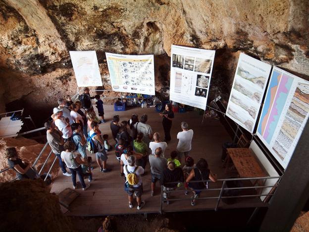 Un guía explica a los visitantes los hallazgos en el Bolomor. 