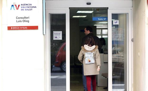 Pacientes acceden a un centro de salud valenciano. 