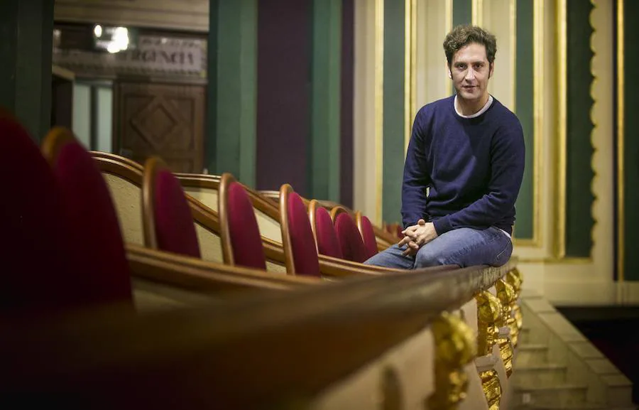 Álex Gadea visita el escenario del Gran Teatro de Alzira, el lugar que le vio nacer como actor hace ya más de una década. El caso del intérprete de Alzira es la muestra de que unos buenos profesores pueden resultar determinantes para descubrir una vocación.