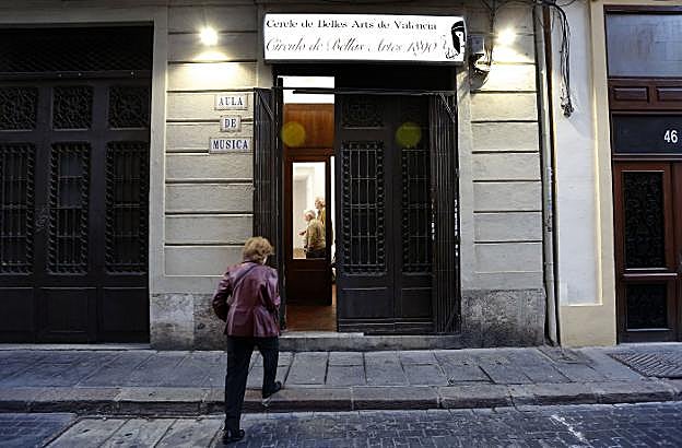 Una mujer se dirige a la sede del Círculo de Bellas Artes. 