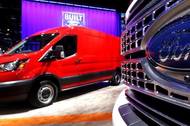 Modelos de furgoneta Ford F-150 y Transit Z50, en el Salón del Automóvil de Detroit 2019. 