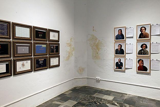 Humedades en las paredes de la Sala Ferreres, que conviven con las obras de arte expuestas. 