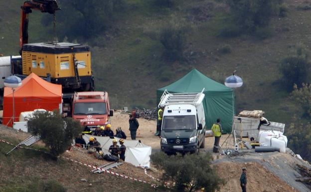 Hacen otro túnel lateral para acceder al niño caído al pozo en Totalán.