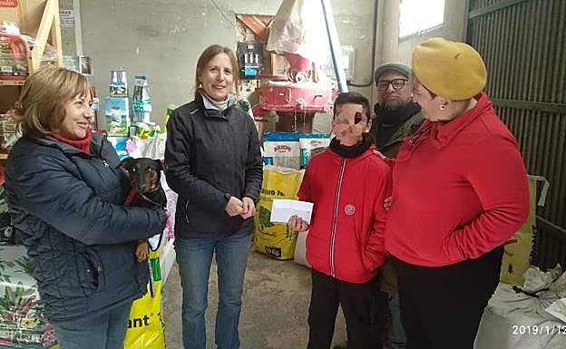 Eloy junto a su familia en la protectora de Fontanars.