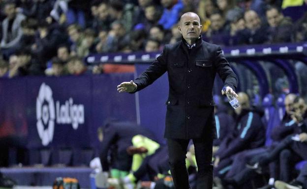 Paco López, durante el encuentro ante el FC Barcelona en el estadio Ciutat de Valencia.