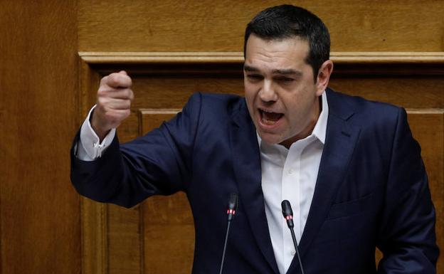 Tsipras habla en el Parlamento. 