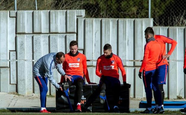 Vitolo (3i), con Saúl a su derecha, durante el entrenamiento del martes.