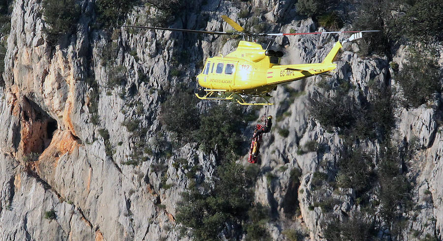 Fotos: Los bomberos rescatan a una pareja que practicaba escalada en Alcalalí