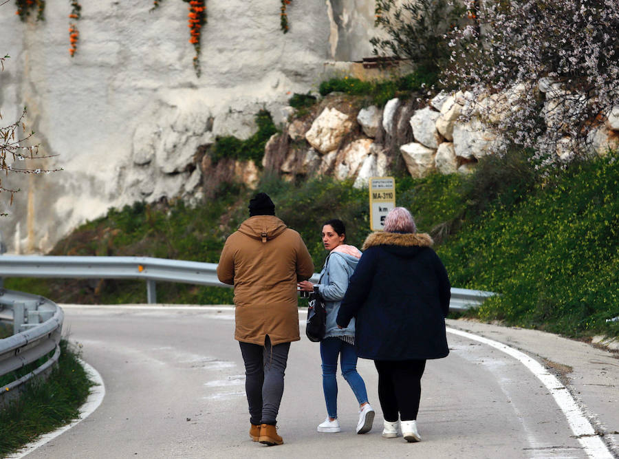 La búsqueda del pequeño Julen, desaparecido el pasado domingo después de precipitarse en un pozo en Málaga, ha superado ya las cien horas de complicados trabajos que todavía no han dado sus frutos. Desde la desaparición, los padres prosiguen con angustia la búsqueda del menor. El padre, José Rocío, es un feriante en paro, y la madre, Victoria María García, es empleada en una cadena de hamburgueserías y residen en la popular barriada de El Palo, en Málaga capital.