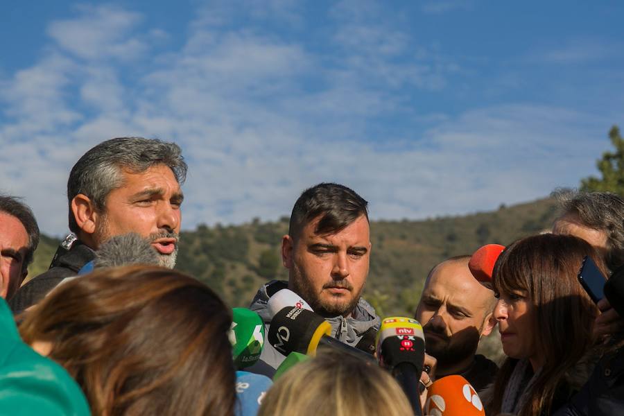 La búsqueda del pequeño Julen, desaparecido el pasado domingo después de precipitarse en un pozo en Málaga, ha superado ya las cien horas de complicados trabajos que todavía no han dado sus frutos. Desde la desaparición, los padres prosiguen con angustia la búsqueda del menor. El padre, José Rocío, es un feriante en paro, y la madre, Victoria María García, es empleada en una cadena de hamburgueserías y residen en la popular barriada de El Palo, en Málaga capital.