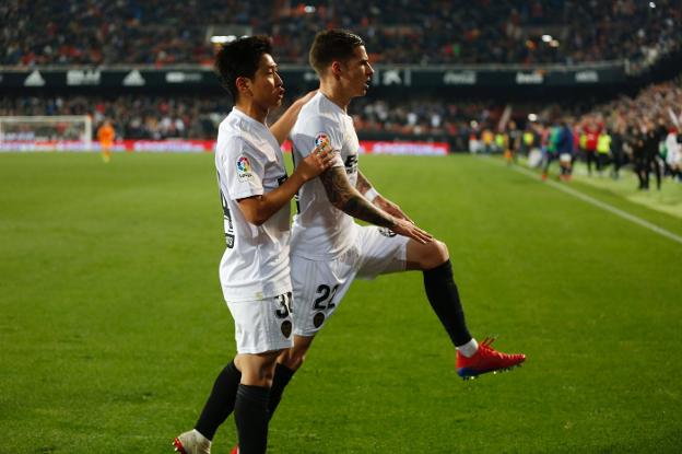 Kang In corre detrás de Santi Mina tras el gol del gallego al Sporting. 