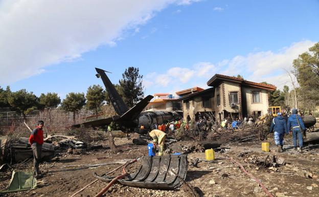 Imagen principal - Un avión en llamas se estrella contra una casa tras salirse de la pista de aterrizaje y saltar el muro del aeropuerto