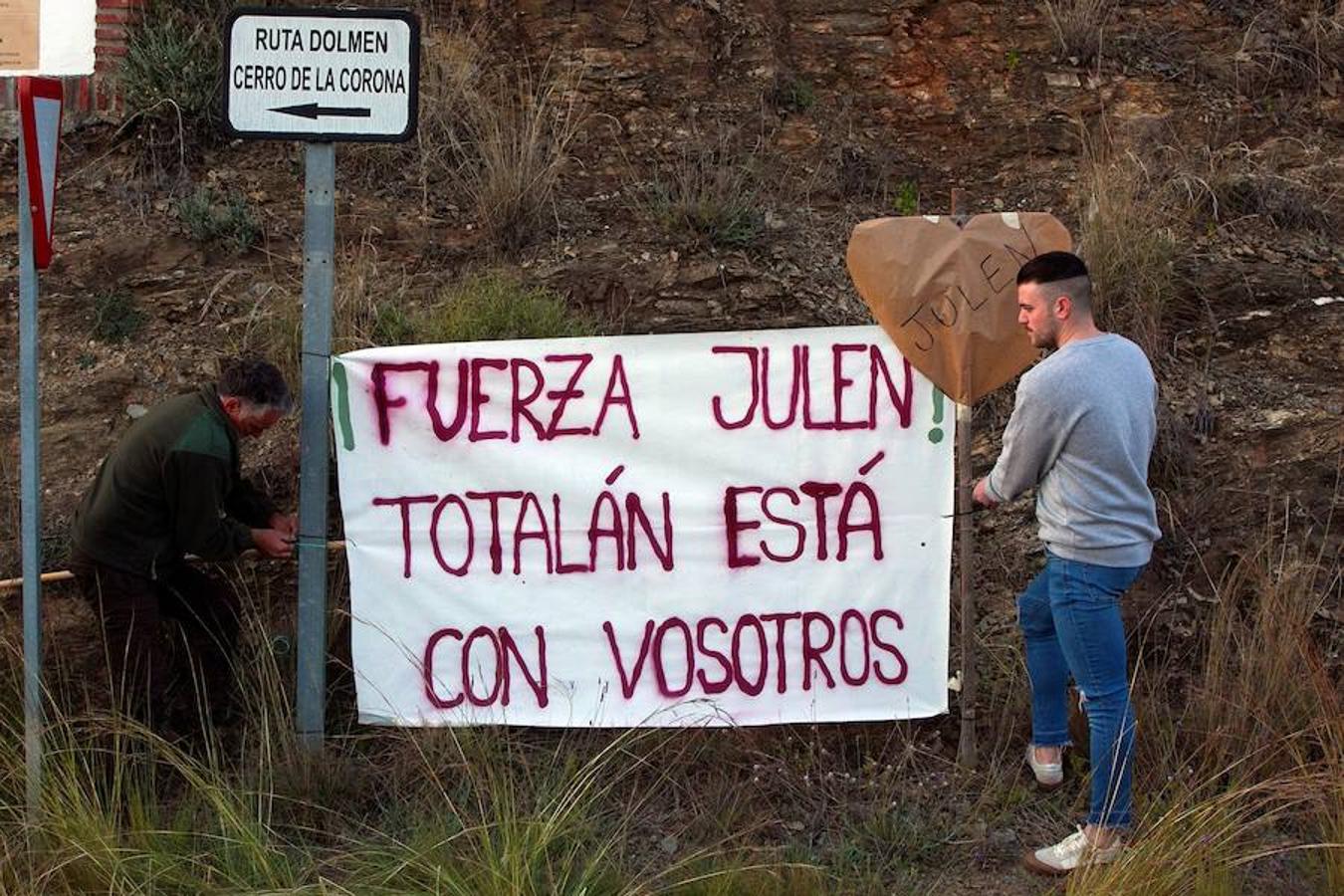 La búsqueda del pequeño Julen, desaparecido el pasado domingo después de precipitarse en un pozo en Málaga, ha superado ya las cien horas de complicados trabajos que todavía no han dado sus frutos. Desde la desaparición, los padres prosiguen con angustia la búsqueda del menor. El padre, José Rocío, es un feriante en paro, y la madre, Victoria María García, es empleada en una cadena de hamburgueserías y residen en la popular barriada de El Palo, en Málaga capital.