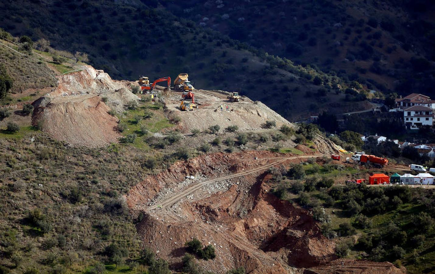 La búsqueda del pequeño Julen, desaparecido el pasado domingo después de precipitarse en un pozo en Málaga, ha superado ya las cien horas de complicados trabajos que todavía no han dado sus frutos. Desde la desaparición, los padres prosiguen con angustia la búsqueda del menor. El padre, José Rocío, es un feriante en paro, y la madre, Victoria María García, es empleada en una cadena de hamburgueserías y residen en la popular barriada de El Palo, en Málaga capital.