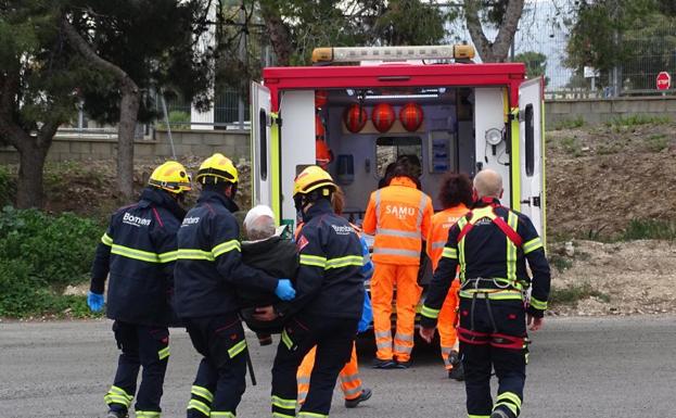 Los bomberos rescatan a dos expertos escaladores tras sufrir una caída en la serra de Bérnia