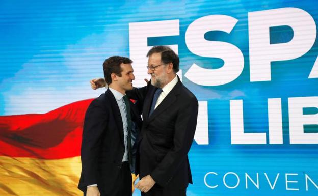 El expresidente del gobierno Mariano Rajoy y el presidente del PP Pablo Casado, en la inauguración de la convención del Partido Popular.