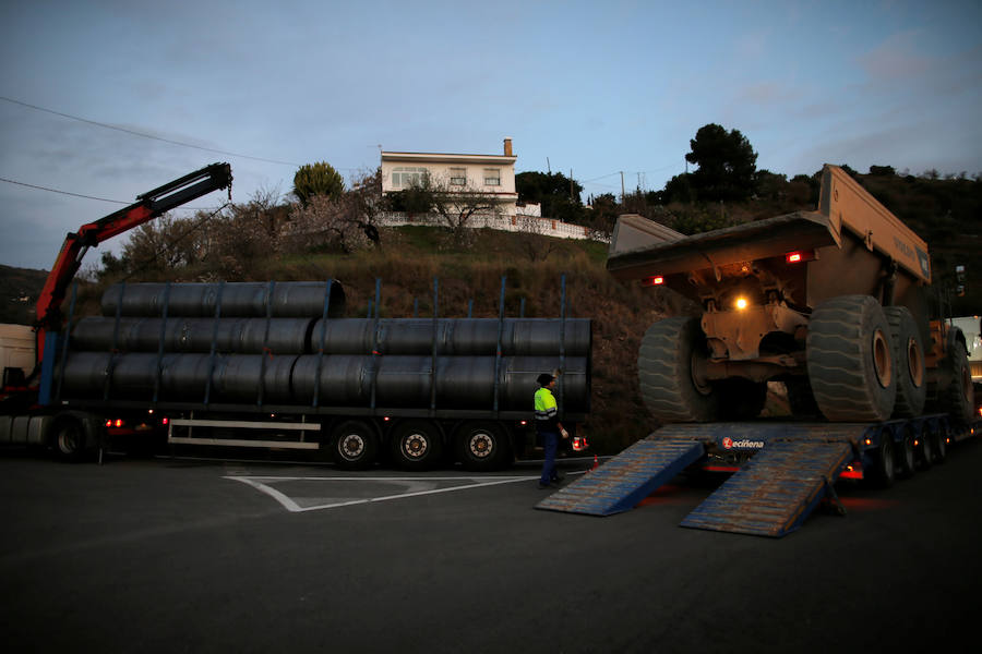 La búsqueda del pequeño Julen, desaparecido el pasado domingo después de precipitarse en un pozo en Málaga, ha superado ya las cien horas de complicados trabajos que todavía no han dado sus frutos. Desde la desaparición, los padres prosiguen con angustia la búsqueda del menor. El padre, José Rocío, es un feriante en paro, y la madre, Victoria María García, es empleada en una cadena de hamburgueserías y residen en la popular barriada de El Palo, en Málaga capital.